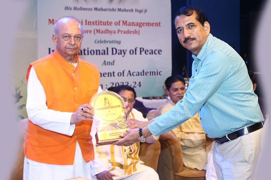 International Day of Peace and the commencement of the academic session of Maharishi Institute of Management, Indore. Padmashree Dr. Janak Palta Magligan was the chief guest of the programme and international poet Professor Rajeev Sharma and Dr. Rajeev Dixit DCDC, Devi Ahilya University were the special guests. 